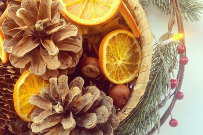 homemade potpourri with pinecones, orange slices and conkers